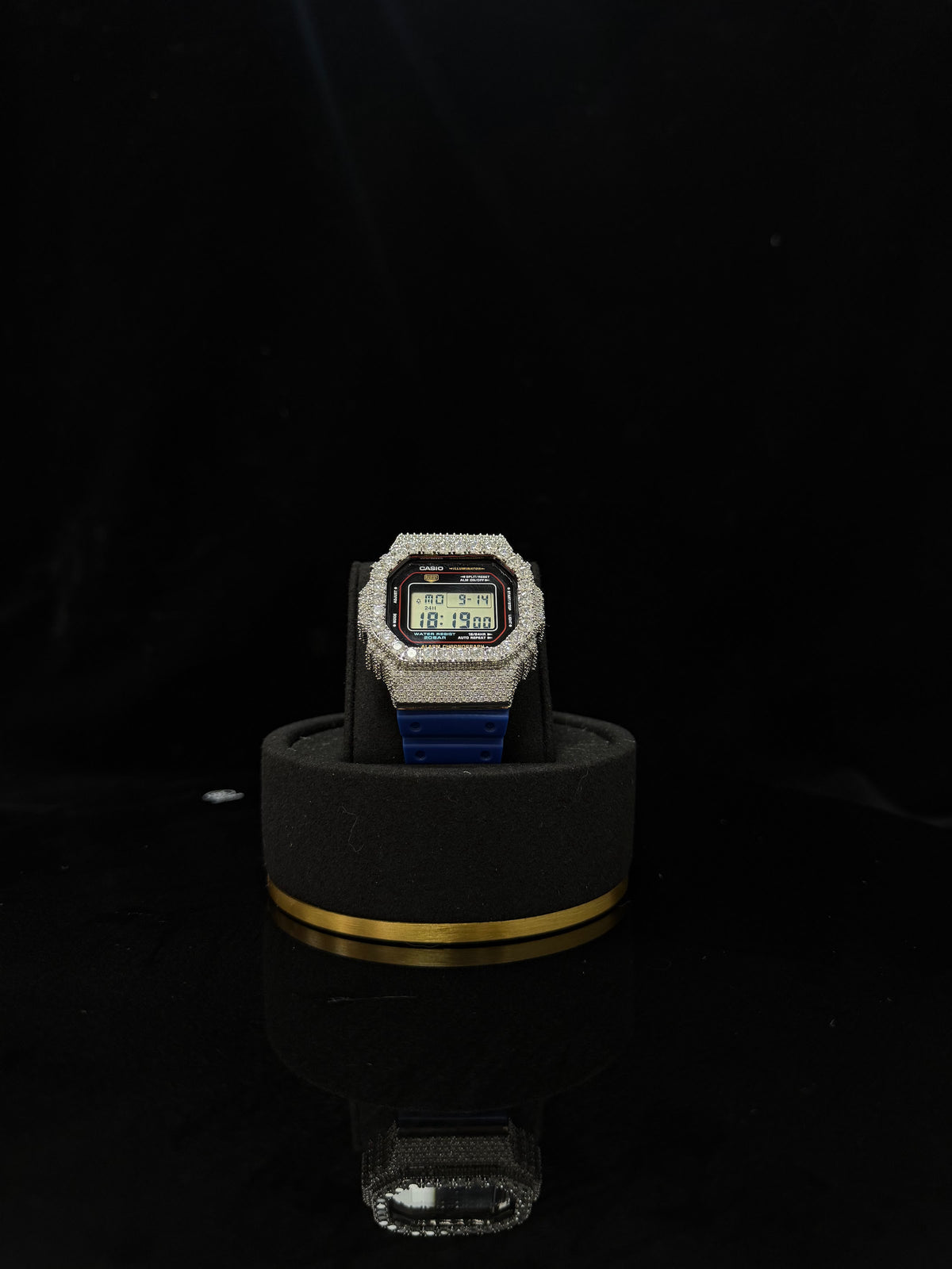 Square Iced Argent, mise en scène